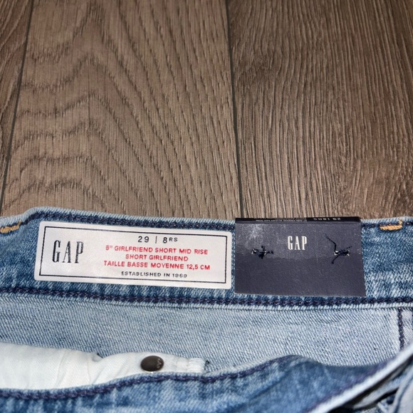 GAP Light Blue Distressed 5" GIRLFRIEND SHORT MID RISE - Picture 2 of 5
